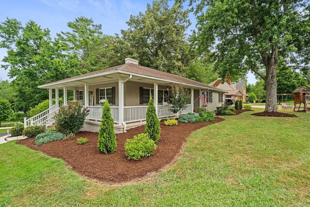 view of front facade featuring a porch and a front yard