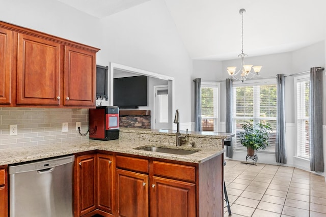 kitchen featuring sink, an inviting chandelier, stainless steel dishwasher, kitchen peninsula, and light tile patterned floors