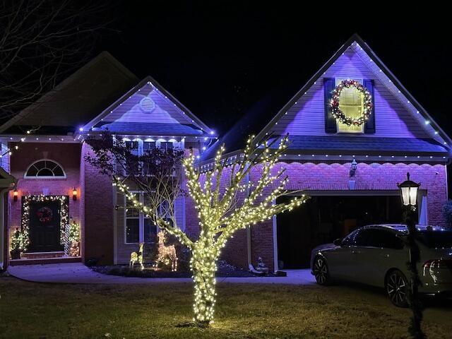 view of front of home featuring a yard