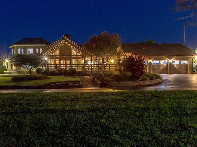 view of front facade featuring a garage and a lawn