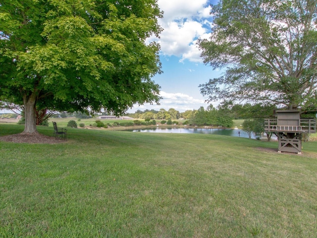 view of yard featuring a water view