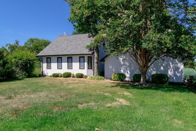 view of front of house featuring a front lawn