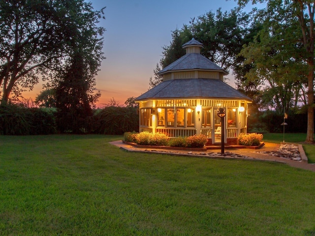 view of yard at dusk