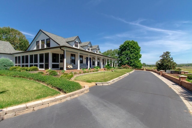 view of front of home featuring a front lawn