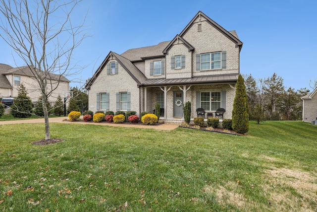 view of front facade featuring a front lawn and a porch