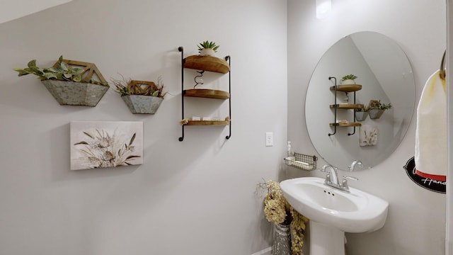 bathroom featuring sink