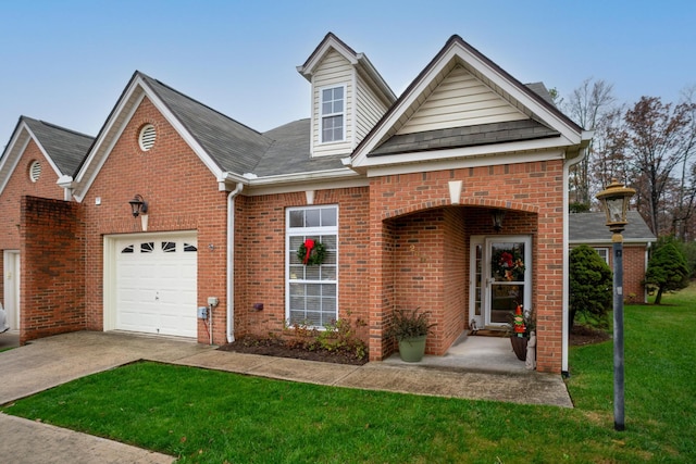 view of front of property featuring a front lawn