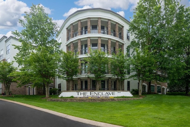 view of front of home featuring a front lawn