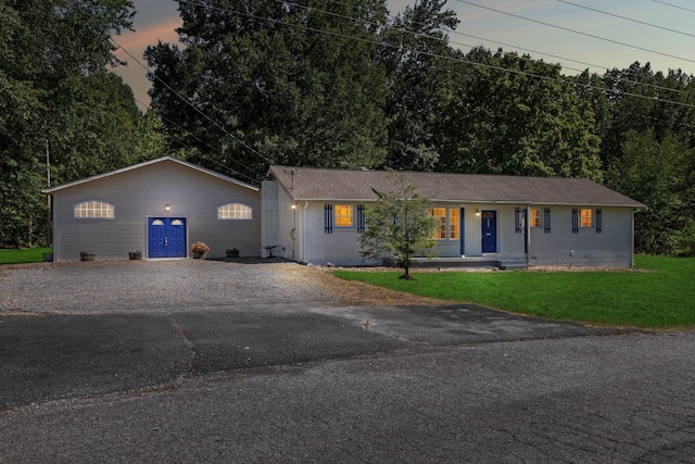 single story home featuring a lawn