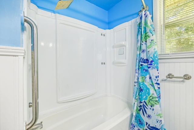 bathroom featuring shower / bath combo