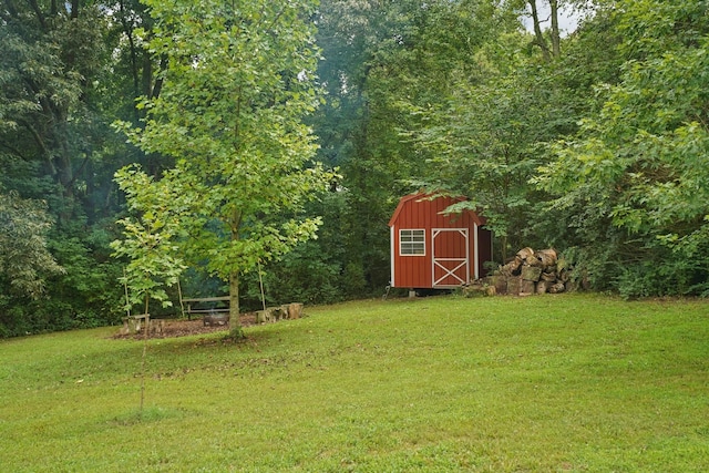 view of yard with a storage unit