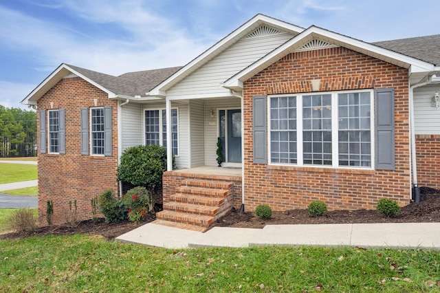 view of front of house featuring a front lawn