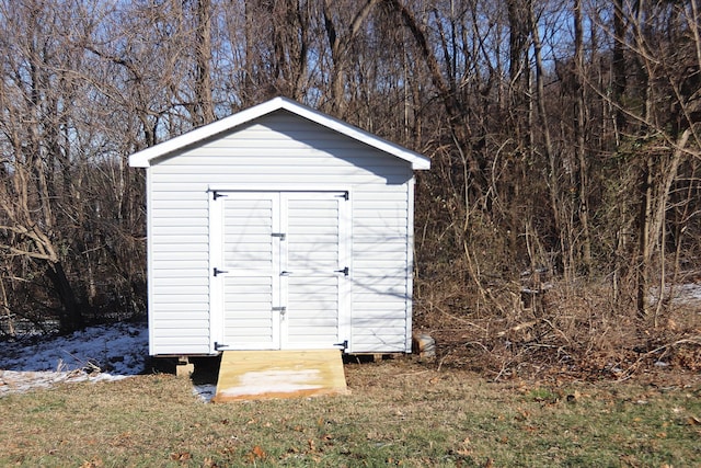 view of outdoor structure featuring a yard