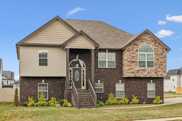 view of front of home featuring a front yard