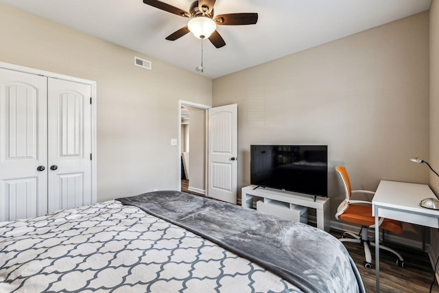 bedroom with ceiling fan, a closet, and hardwood / wood-style floors