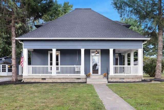 view of front of property featuring a front yard and a porch