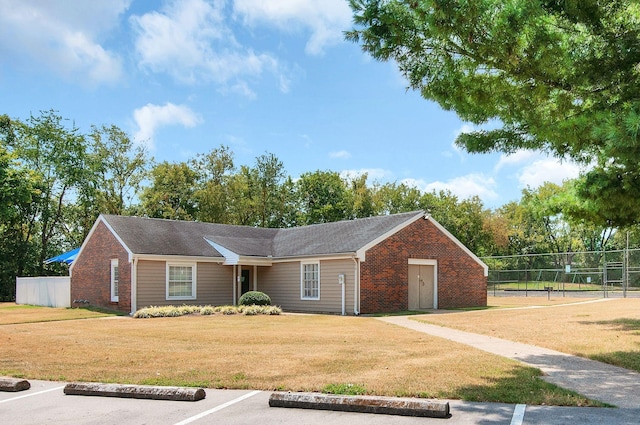 single story home with a front lawn