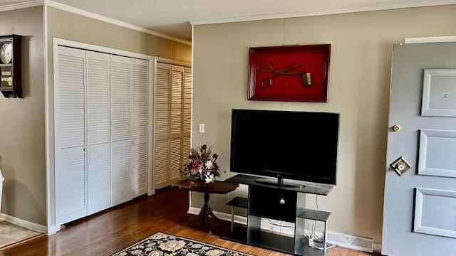 living room with wood-type flooring and crown molding