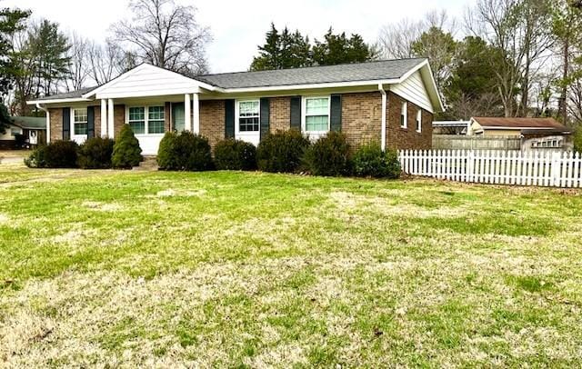 view of front of home featuring a front lawn