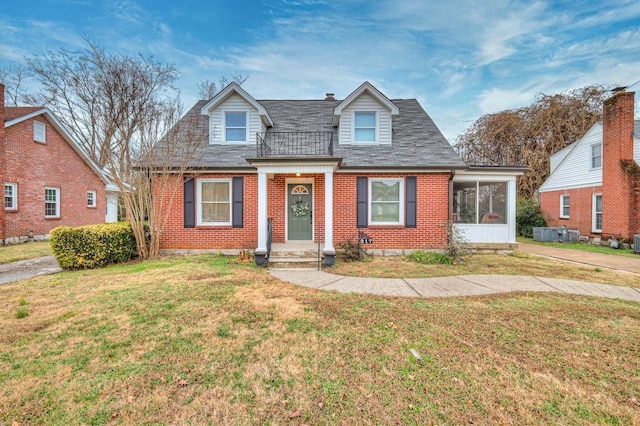 view of front of property featuring a front yard