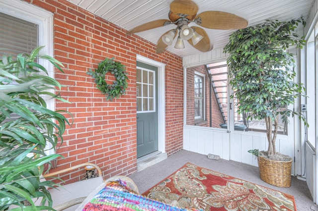 sunroom with ceiling fan