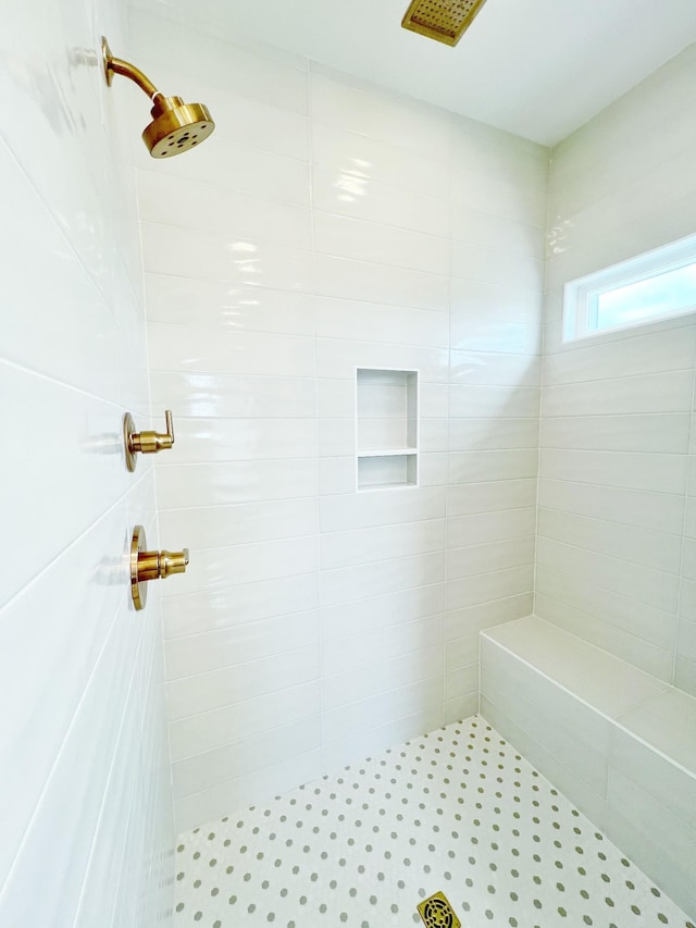 bathroom featuring a tile shower