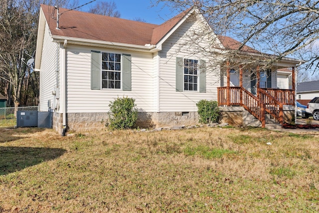 view of front of home featuring central AC and a front lawn