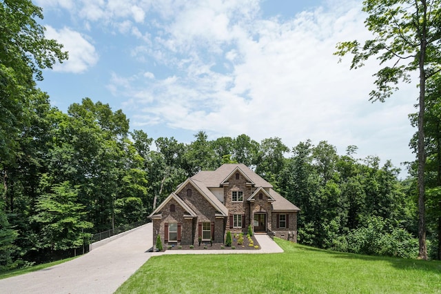 craftsman inspired home featuring a front yard