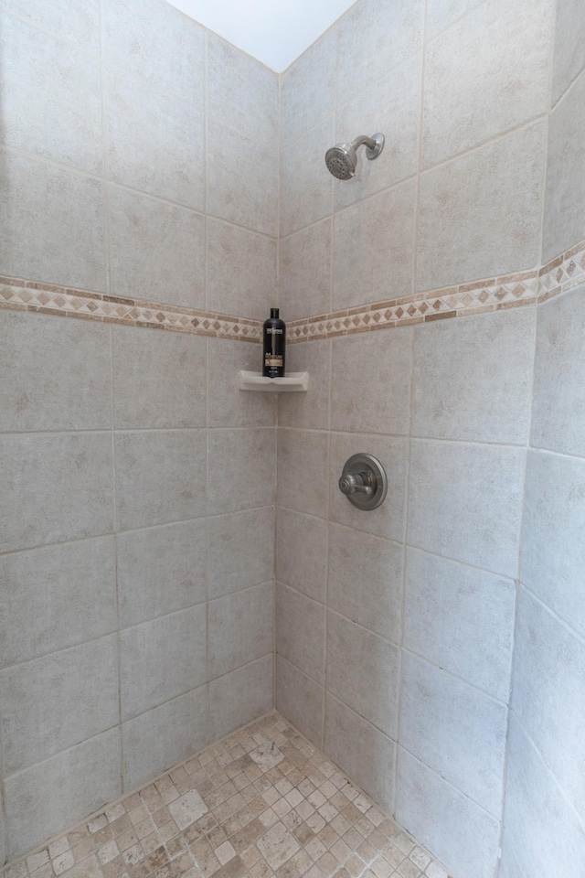 bathroom featuring tiled shower