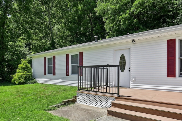 view of front of property featuring a deck and a front yard