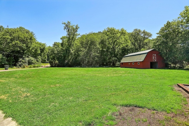 view of yard featuring an outdoor structure