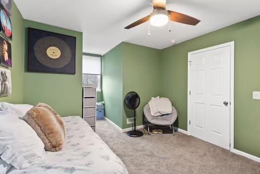 carpeted bedroom featuring ceiling fan