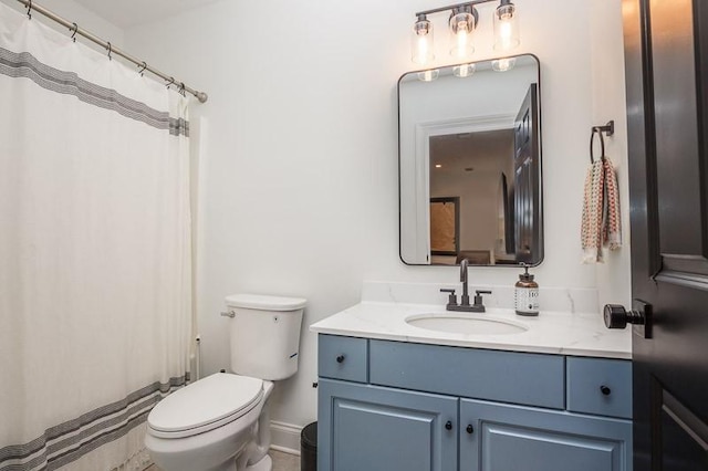 bathroom with a shower with shower curtain, vanity, and toilet