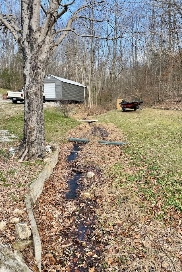 view of yard featuring an outdoor structure and a garage