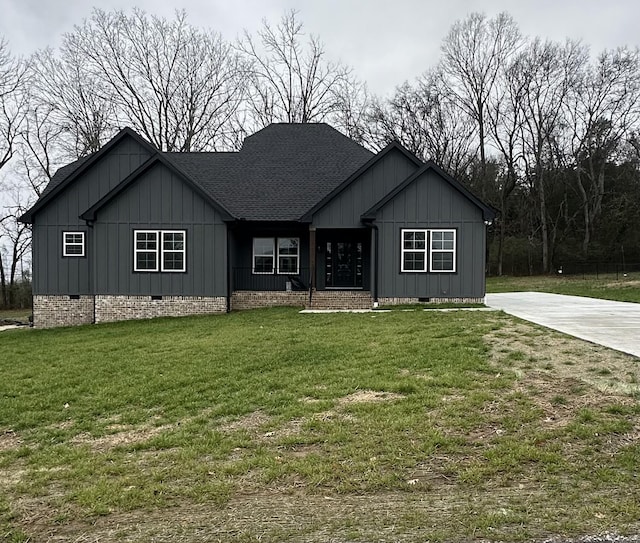 view of front of property with a front yard