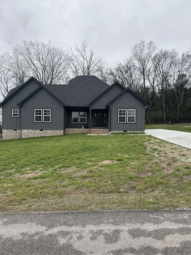 view of front of house featuring a front lawn