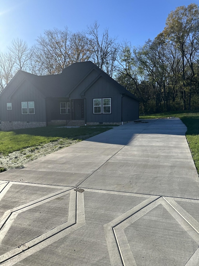 ranch-style home with a front lawn