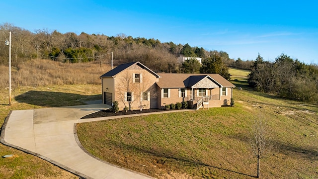 view of front of property featuring a front lawn