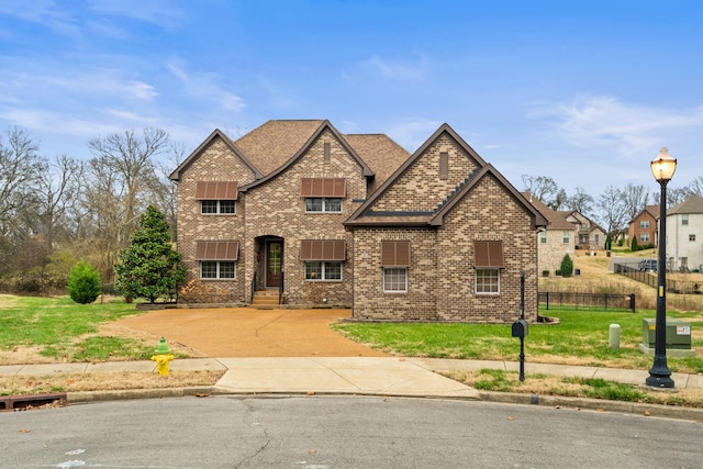 view of front of property featuring a front lawn