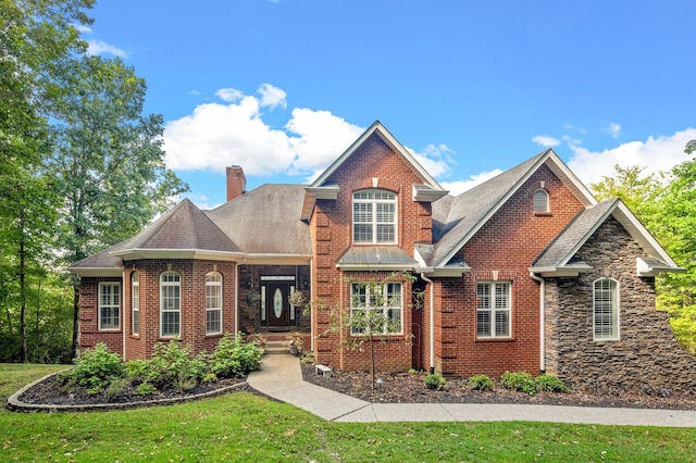 view of front property featuring a front lawn