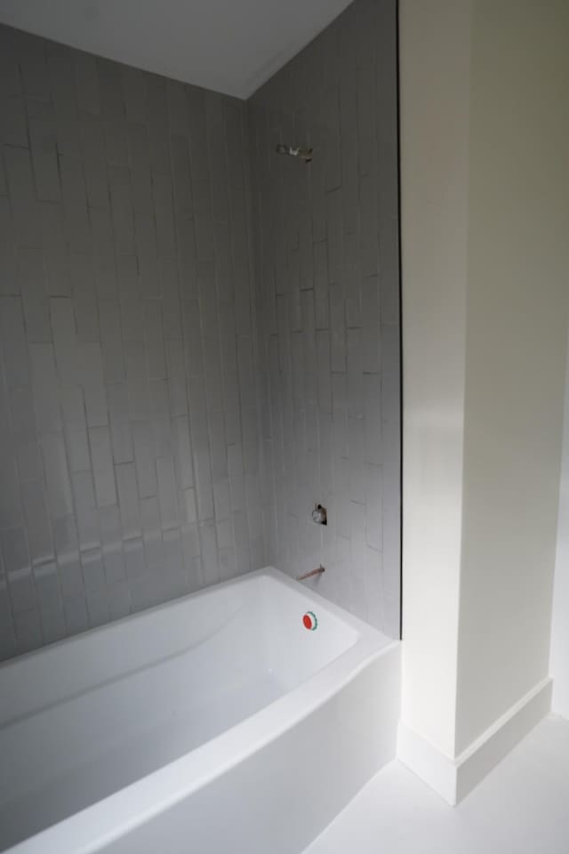 bathroom featuring tiled shower / bath