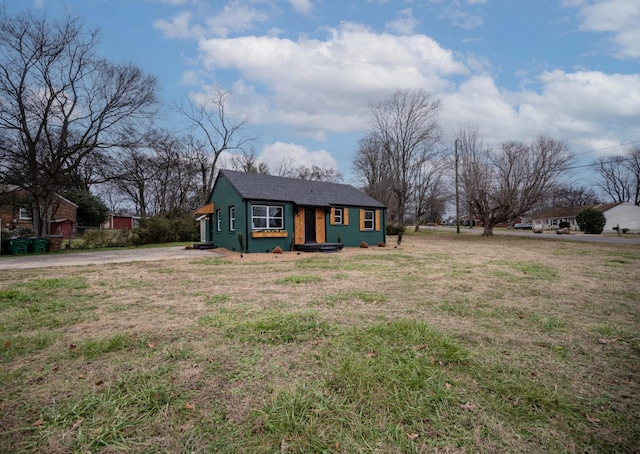 ranch-style house featuring a front yard