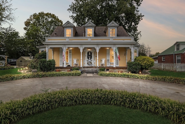 view of front of house featuring a lawn