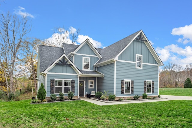 craftsman house featuring a front lawn