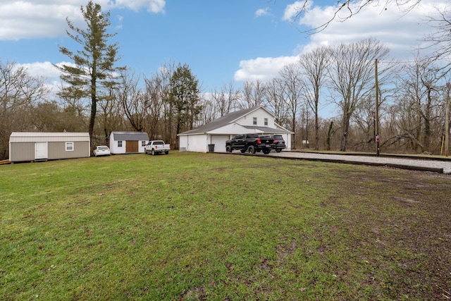 view of yard with an outbuilding