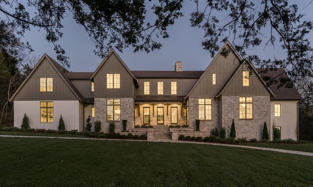 view of front facade featuring a yard