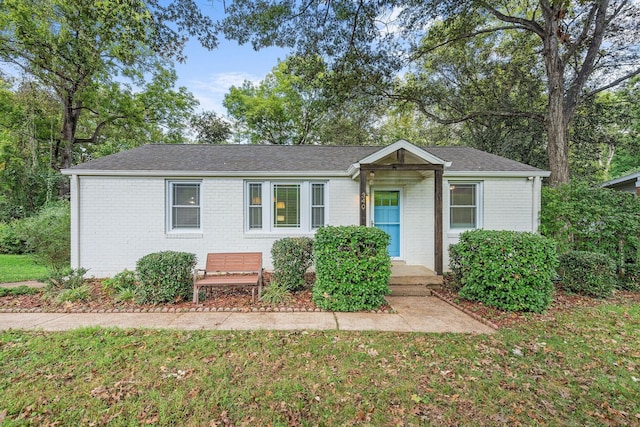 single story home featuring a front yard