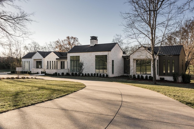 view of front facade featuring a front lawn