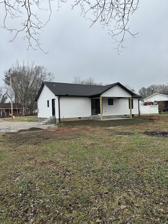 view of front of house featuring a front lawn and crawl space