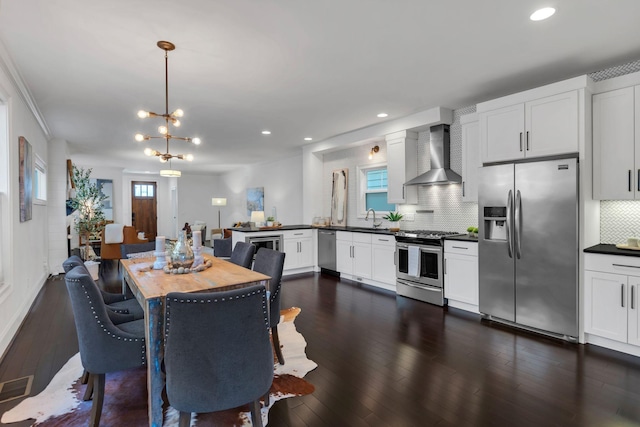 dining space with dark wood-type flooring, sink, and an inviting chandelier